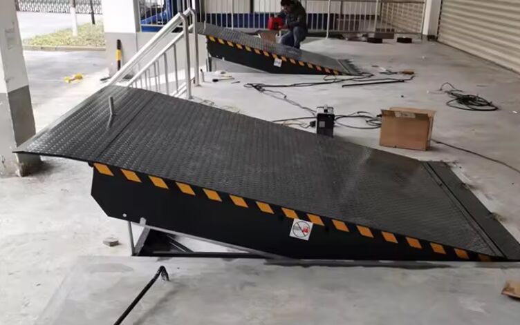 8T /10T ความจุไฮดรอลิก ตัน คลังสินค้า แท่นวางสินค้าปรับแต่งได้ ขนาดแพลตฟอร์ม โรงงานอัตโนมัติ แผ่นเทียบท่าเทียบท่า ประตูเทียบท่า ระดับพื้น 25000-40000 ปอนด์ ดีไซน์ปลอดภัย