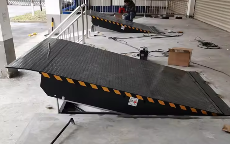 ปรับปรุงขนาดแพลตฟอร์ม ห้องปฏิบัติการ อัตโนมัติ Dock Plate Dock Door Levelers 25000-40000LBS การออกแบบที่ปลอดภัย การติดตั้งในสถานที่