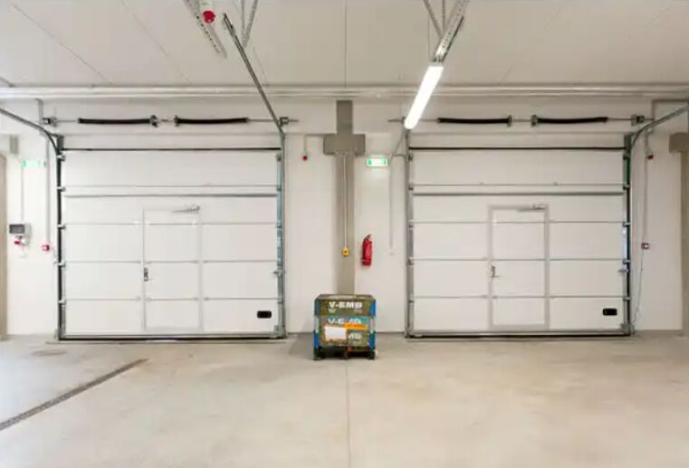 ประตูโรงงานคลังสินค้าอัตโนมัติแบบ Sectional Overhead ประตูเหล็กสั่งทำพิเศษสำหรับสถานีดับเพลิงเชิงพาณิชย์และอุตสาหกรรม